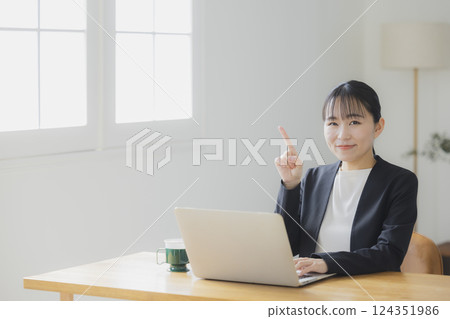 經營個人電腦的女商人 經營個人電腦的女商人 124351986