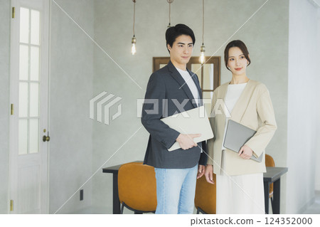 男人和女人在辦公室工作 男人和女人在辦公室工作 124352000
