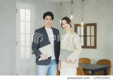 Men and women working in the office Men and women working in the office 124352001