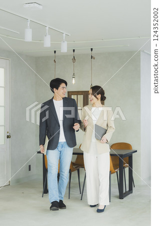 Men and women working in the office 124352002