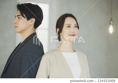 Men and women working in the office 124352009