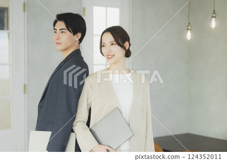 Men and women working in the office 124352011