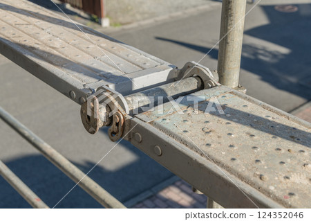 [大型公寓維修工程的鷹架] 124352046