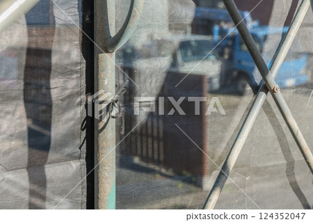 [Scaffolding for large-scale apartment building repair work] 124352047