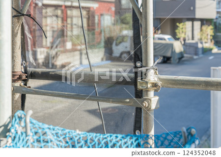 [Scaffolding clamps for large-scale apartment building repair work] 124352048