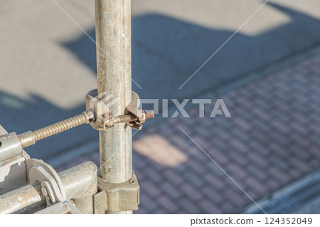 [Scaffolding clamps for large-scale apartment building repair work] 124352049
