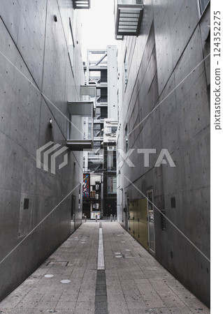 [Umeda] A big city in western Japan with unusually few pedestrians 124352275