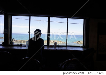 老人望著窗外的大海 老人望著窗外的大海 124352328