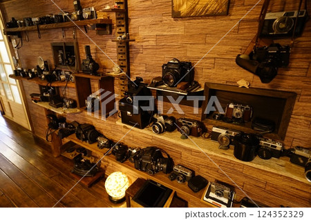 貨架上裝飾著復古相機 貨架上裝飾著復古相機 124352329
