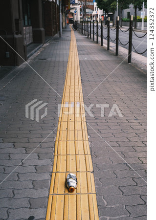 [Umeda] Empty cans on the road 124352372