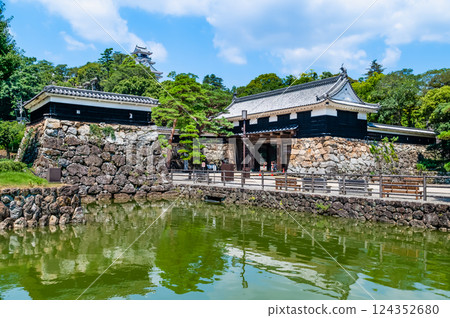 高知城：大手前門與天守閣 124352680