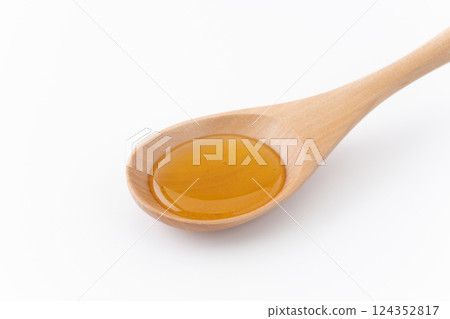 Close-up of honey on a spoon 124352817