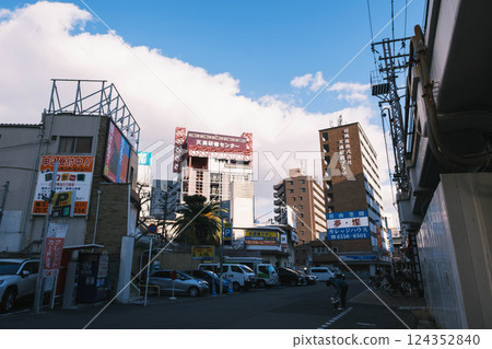 [Tenma] Osaka cityscape at dusk 124352840