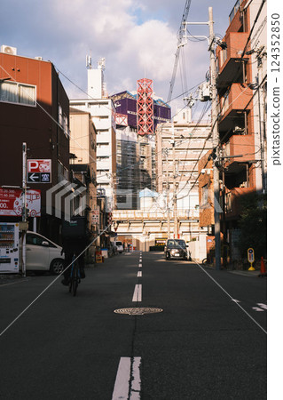 [Tenma] Osaka cityscape at dusk 124352850