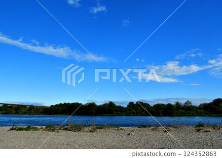 新上部大橋下游的利根川，寬闊的河床和蔚藍的天空 124352863