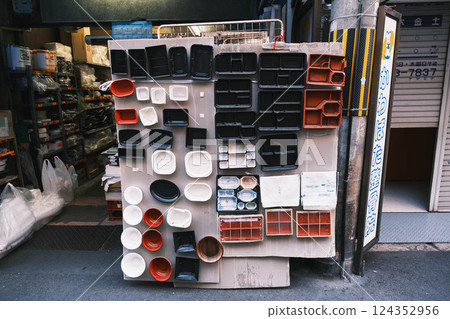 [Tenma] A store selling containers used for bento lunches 124352956