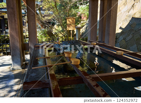 Hida Takayama: Water flowing from a stately spouting dragon 124352972
