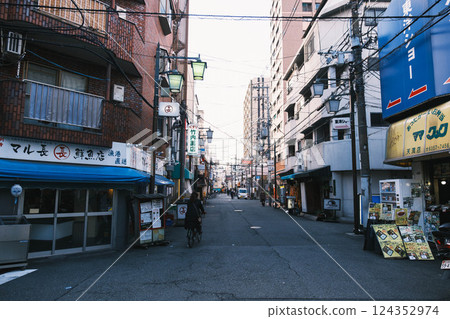 [Tenma] Osaka's downtown area 124352974