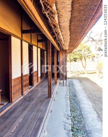 傳統日本房屋:武士住宅的古雅景觀 傳統日本房屋:武士住宅的古雅景觀 124353035