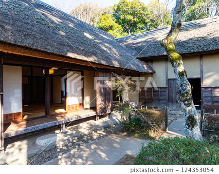 傳統日本房屋:武士住宅的古雅景觀 傳統日本房屋:武士住宅的古雅景觀 124353054