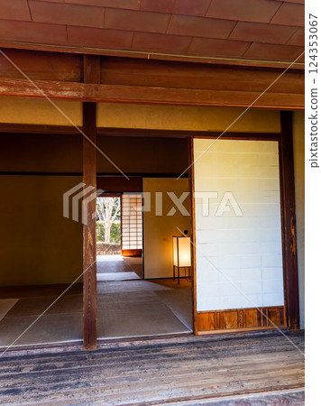 傳統日本房屋:武士住宅的古雅景觀 傳統日本房屋:武士住宅的古雅景觀 124353067