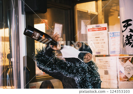 [Tenma] A chimpanzee drinking sake 124353103