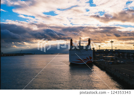 [Osaka Nanko] Port at dusk 124353343