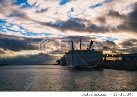 [Osaka Nanko] Port at dusk 124353345