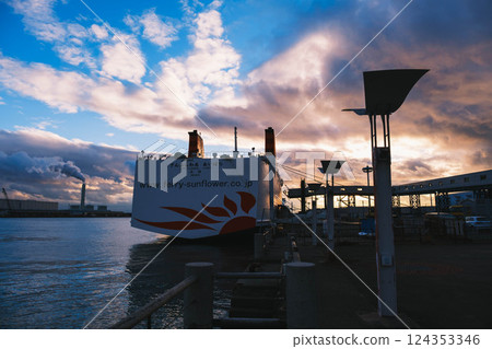 [Osaka Nanko] Port at dusk 124353346