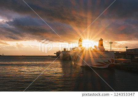 [Osaka Nanko] Port at dusk 124353347