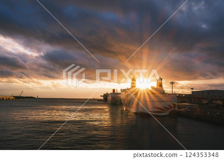 [Osaka Nanko] Port at dusk 124353348