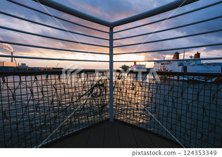 [Osaka Nanko] Port at dusk 124353349