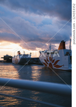 [Osaka Nanko] Port at dusk 124353352