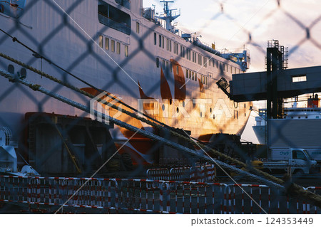 [Osaka South Port] Ferry scene at dusk 124353449