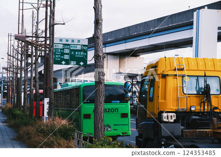 [Osaka Nanko] A large trailer truck driving through the port area 124353485