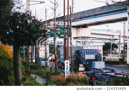 【大阪南港】大型拖車駛過港口區域 【大阪南港】大型拖車駛過港口區域 124353489