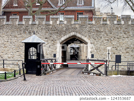 Tower of London entrance 124353687