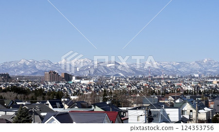 廣角拍攝的札幌市中心,背景是白雪皚皚的藻岩山 廣角拍攝的札幌市中心,背景是白雪皚皚的藻岩山 124353756