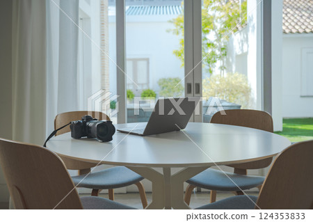 在有圓桌的房間裡 124353833