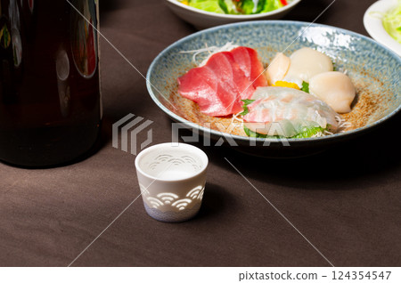 新鮮生魚片拼盤 - 居酒屋形象 新鮮生魚片拼盤 - 居酒屋形象 124354547