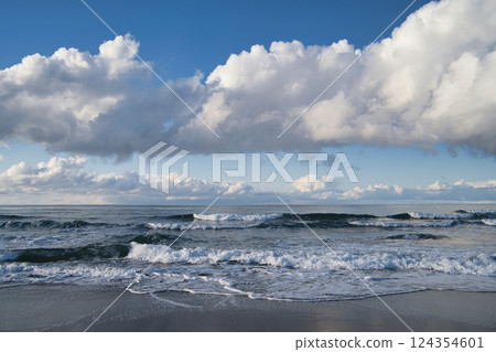 A spring day, waves and thick clouds 3 124354601