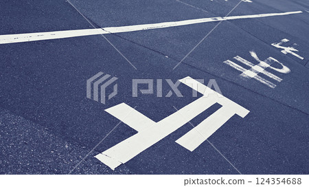 道路上的停車標誌 124354688