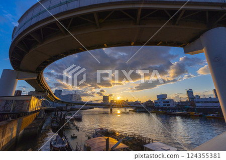 A beautiful evening view from Shin-Naniwa-suji (Minatobashi) (Hatakenzobashi Bridge currently undergoing replacement work) 124355381