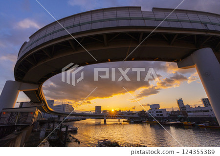 A beautiful evening view from Shin-Naniwa-suji (Minatobashi) (Hatakenzobashi Bridge currently undergoing replacement work) 124355389