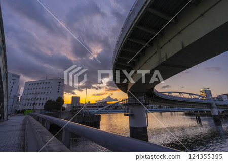 昭和大橋（正在興建中的畑建舎大橋）的美麗夜景 124355395