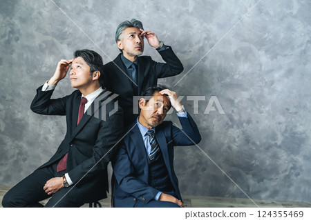 一群擔心髮際線的中年男性商人 124355469