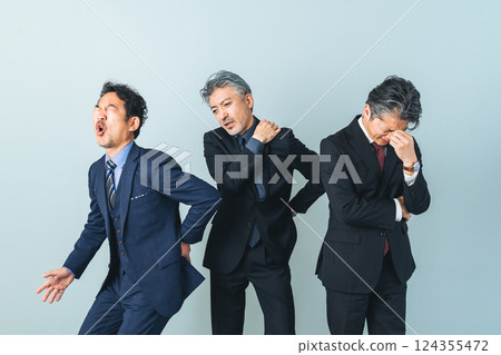 一群患有背痛、肩膀僵硬和視力模糊的中年男子 124355472