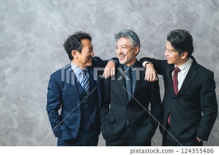一群微笑的中年男性商人 一群微笑的中年男性商人 124355486