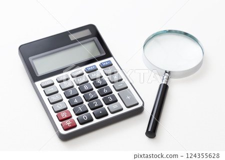 白色背景下的計算機與放大鏡 白色背景下的計算機與放大鏡 124355628