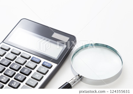 白色背景下的計算機與放大鏡 白色背景下的計算機與放大鏡 124355631